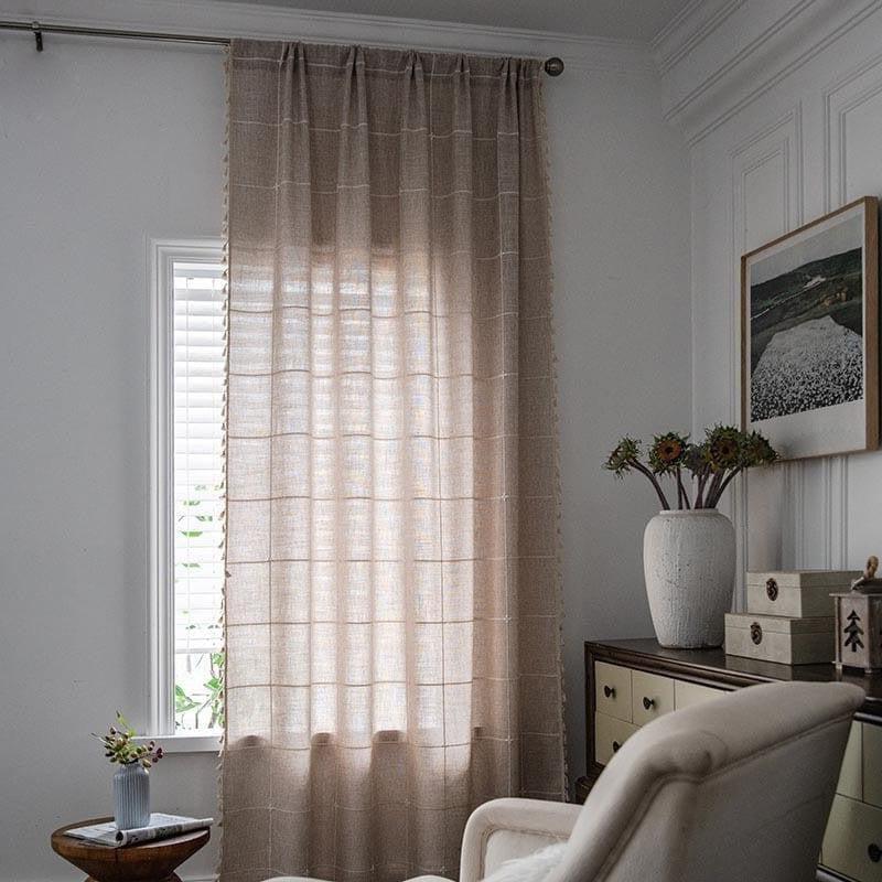Rideau élégant pour salon, offrant une touche chaleureuse et naturelle à votre décoration intérieure. Parfait pour compléter un mobilier moderne, ce rideau accentue la lumière naturelle de votre pièce tout en maintenant votre intimité. Idéal pour créer une atmosphère accueillante dans n'importe quel espace de vie.