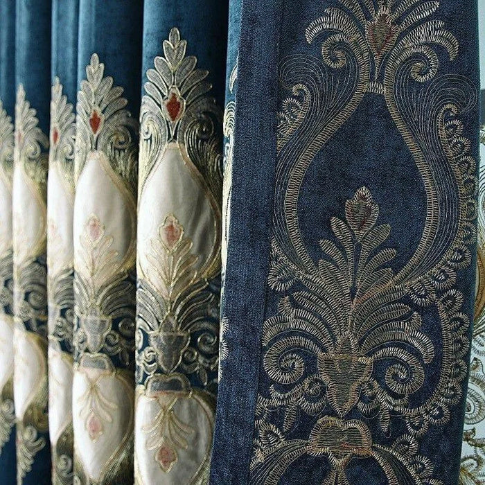 Rideau élégant bleu avec motifs brodés dorés, parfait pour ajouter une touche de sophistication à votre intérieur. Design raffiné et détails artistiques pour un style luxueux et unique. Accessoire chic pour salon ou chambre, idéal pour créer une ambiance chaleureuse et accueillante.