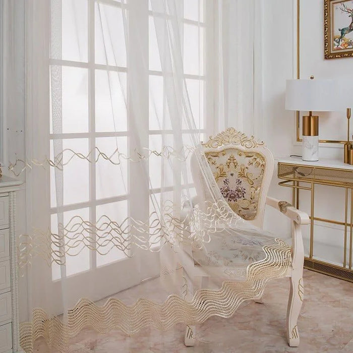 Chaise élégante au design classique avec motifs fleuris, située dans un intérieur raffiné. Les rideaux délicatement ornés ajoutent une touche de sophistication à une pièce lumineuse, parfaite pour un salon ou une salle à manger luxueuse. L'ensemble se marie harmonieusement avec une table d'appoint chique et une lampe décorative moderne. Découvrez comment transformer votre espace avec ce fauteuil décoratif et ses accessoires assortis pour une ambiance chic et accueillante.