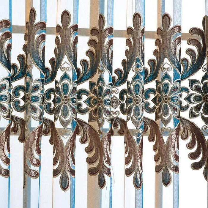 Rideau élégant à motifs floraux et arabesques, idéal pour ajouter une touche de sophistication à votre intérieur. Design chic et raffiné, parfait pour une décoration moderne ou classique. Embellissez votre espace avec ce rideau décoratif unique.