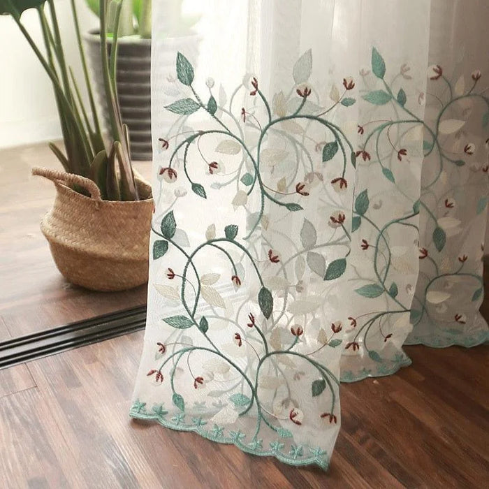 Rideau décoratif brodé avec motif floral, idéal pour ajouter une touche élégante à votre intérieur. Convient parfaitement pour une décoration de salon ou de chambre, apportant lumière et style grâce à son design délicat. Accessoire d'ameublement qui allie beauté et fonctionnalité.