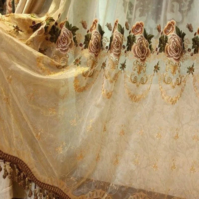 Voilage élégant avec motifs floraux délicats, idéal pour ajouter une touche raffinée à votre intérieur. Cette tenture embellit vos fenêtres avec ses broderies détaillées de roses et ses riches nuances de couleurs. Parfait pour un salon ou une chambre, ce rideau confère une ambiance chaleureuse et romantique à votre décoration intérieure.