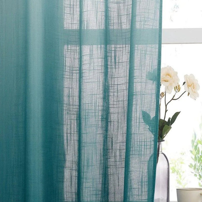 Rideau translucide bleu-vert élégant, idéal pour un salon moderne. Design à motifs géométriques apportant une touche sophistiquée. Filtre la lumière naturellement tout en préservant l'intimité. Parfait pour créer une ambiance apaisante dans n'importe quelle pièce de la maison.