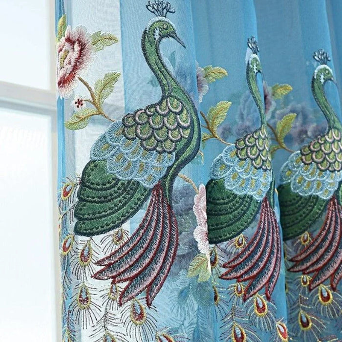 Rideaux brodés avec motif de paon exotique et fleurs élégantes, parfaits pour ajouter une touche artistique et colorée à votre intérieur. Idéal pour embellir votre salon ou chambre avec un design à la fois raffiné et naturel. 名