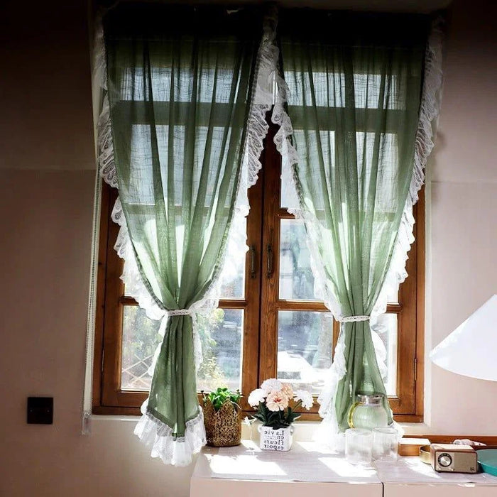 Rideaux verts élégants avec bordure en dentelle blanche pour une ambiance de charme à la maison. Idéal pour ajouter une touche de style classique à votre salon ou chambre. Ces rideaux offrent une luminosité douce et filtrée, créant une atmosphère chaleureuse et accueillante. Décoration intérieure chic.