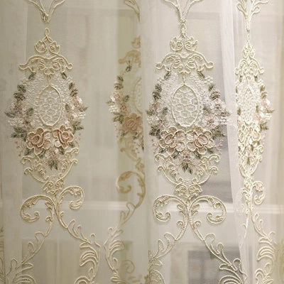 Rideaux élégants décorés de motifs floraux et broderies raffinées, apportant une touche de sophistication à votre intérieur. Ces panneaux de rideaux ajoutent une ambiance luxueuse et un charme intemporel à toute pièce de votre maison. Idéal pour le salon, la chambre ou la salle à manger, ces rideaux ornés de détails artistiques transforment votre espace en véritable havre de paix.