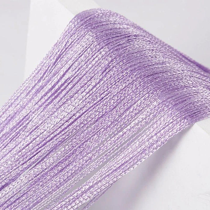 Rideau lumineux violet pour décoration intérieure, idéal pour séparer les espaces de manière élégante et originale. Accessoire parfait pour embellir une pièce avec style et modernité.