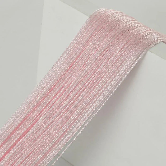 Fils décoratifs roses brillants, idéaux pour créations artisanales et décorations festives. Offrent une touche élégante et sophistiquée à vos projets DIY et embellissements personnels.