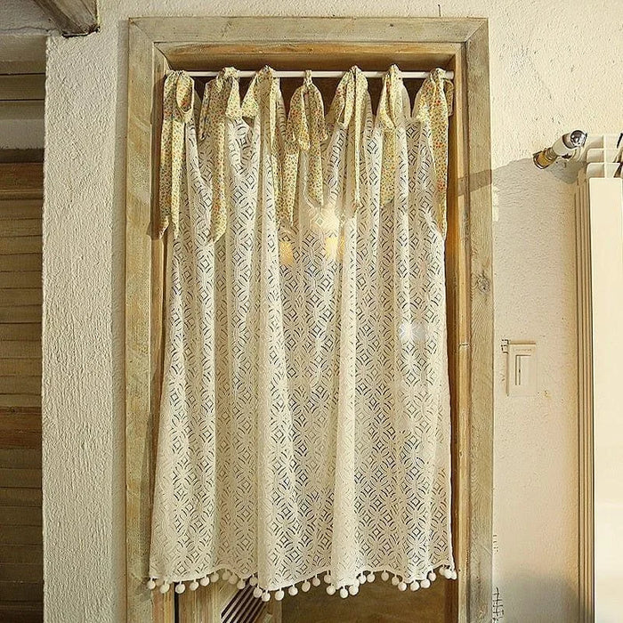 Rideau décoratif pour porte avec motifs géométriques élégants et pompons, fixé par des liens noués. Idéal pour ajouter une touche de charme à votre intérieur tout en conservant une ambiance lumineuse et agréable. Accessoire parfait pour rehausser le style de votre espace de vie.