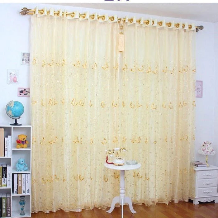 Rideaux élégants de couleur beige avec motifs décoratifs dorés pour salon moderne. Idéals pour ajouter une touche de sophistication à votre pièce. Design transparent laissant passer une lumière douce. Accessoire de décoration parfait pour habiller vos fenêtres avec style.