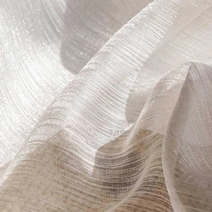 Voilage léger et élégant pour décoration intérieure, motif finement strié, idéal pour ajouter une touche de sophistication et luminosité à votre espace de vie. Parfait pour les salons ou chambres, offrant un effet tamisé et accent élégant à votre pièce.