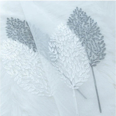 Voilage décoratif avec motif de feuilles élégantes dans des tons de blanc et gris, idéal pour ajouter une touche moderne et naturelle à votre intérieur. Parfait pour les salons ou chambres, ce rideau offre à la fois esthétisme et intimité. Transformez votre espace avec ce design raffiné et subtil.