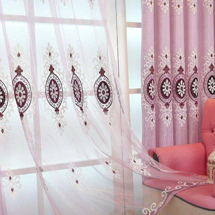 Rideaux élégants aux motifs floraux pour une décoration intérieure raffinée. Ajoutez une touche de charme à votre salon ou chambre avec ces rideaux décoratifs. Idéal pour créer une ambiance chaleureuse et accueillante. Parfaits pour filtrer la lumière tout en préservant l'intimité de votre espace. Faciles à installer, ces rideaux complèteront parfaitement votre décoration intérieure avec leur design unique.