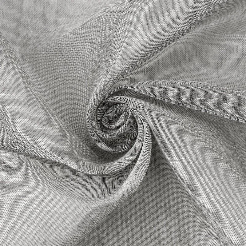 Gros plan sur un tissu gris élégant, enroulé en forme de spirale, idéal pour la confection de rideaux ou de vêtements sur mesure. Ce modèle met en avant une texture raffinée et un aspect moderne, parfait pour tout projet de décoration intérieure chic.