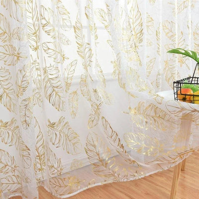 Rideau transparent élégant avec motifs de feuilles dorées, idéal pour ajouter une touche chic à votre décoration intérieure. Parfait pour l'éclairage naturel tout en préservant l'intimité. Accessoire déco incontournable pour un salon lumineux et moderne.