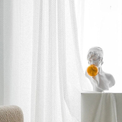 Buste artistique moderne blanc avec bulle suspendu sur une table, devant des rideaux translucides, dans un cadre minimaliste. Décoration intérieure élégante et contemporaine ajoutant une touche créative à votre espace de vie. Accessoire décoratif parfait pour un salon ou un bureau.