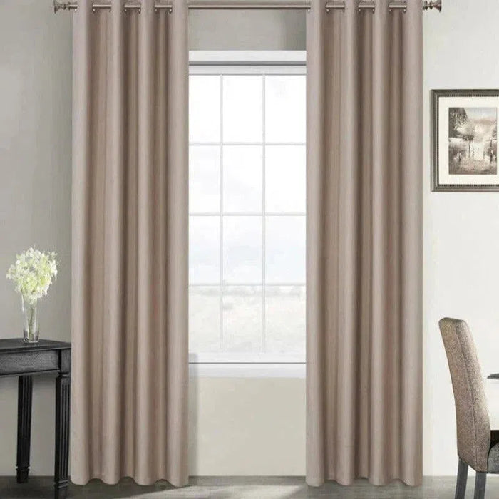 Rideaux beiges élégants pour salon moderne avec œillets, embellissant l'intérieur tout en apportant une touche de sophistication. Fenêtre en arrière-plan laissant passer la lumière naturelle. Ambiance chaleureuse et accueillante avec des meubles de style contemporain.