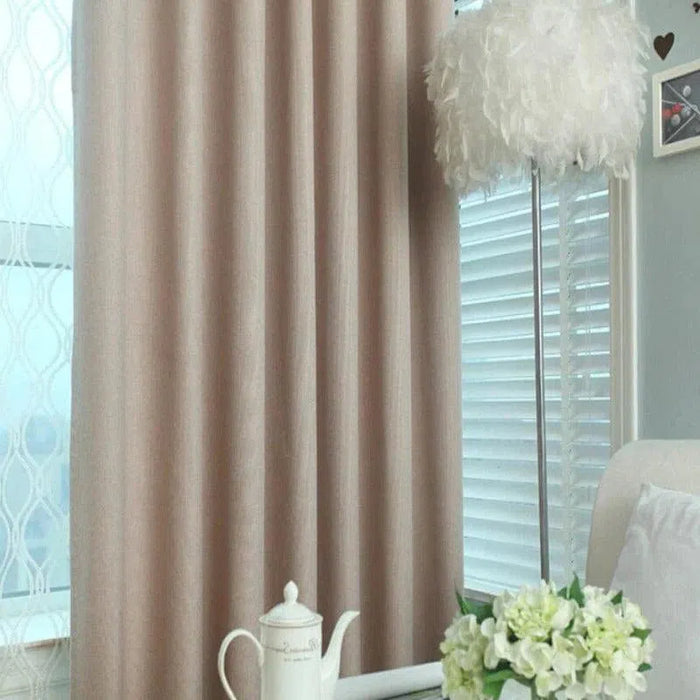 Rideaux opaques beige pour chambre moderne, offrant une ambiance élégante et cosy. Idéal pour la décoration intérieure et l'intimité. Ces rideaux contribuent à un éclairage tamisé et s'adaptent parfaitement à un style contemporain. Complément parfait pour salons ou chambres à coucher.