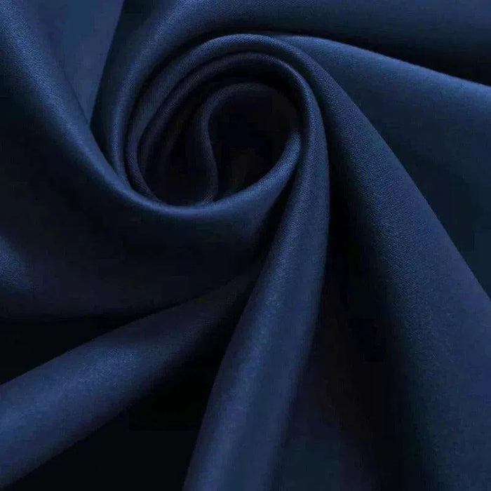 Tissu bleu foncé élégant avec drapé fluide, idéal pour des créations de mode chic et sophistiquées. Design raffiné, parfait pour des robes, chemises et tenues élégantes. Harmonise esthétique et confort pour un style intemporel.