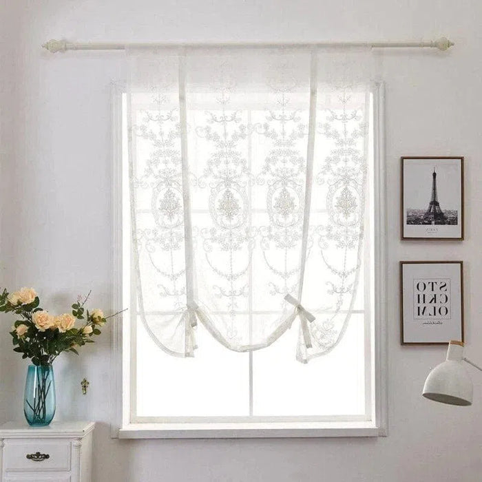 Store enroulable élégant pour fenêtre, idéal pour ajouter une touche de sophistication à votre intérieur. Ce store présente un design décoratif raffiné, parfait pour un salon lumineux ou une chambre. Accroché à une tringle classique, il s'intègre harmonieusement dans la décoration avec des cadres muraux et un vase floral sur la table à côté. Accessoire de choix pour embellir votre espace de vie.