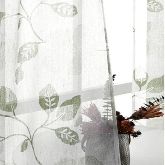 Voilage léger avec motif feuillage vert, parfait pour ajouter une touche naturelle et élégante à votre intérieur. Idéal pour la décoration de fenêtres, il apporte luminosité et fraîcheur à votre salon ou chambre à coucher.
