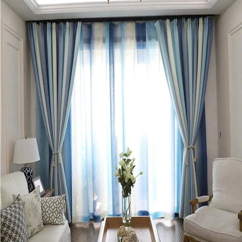 Rideaux modernes dégradés bleus pour salon élégant et lumineux, combinant style contemporain et ambiance accueillante. Accessoire idéal pour sublimer votre décoration intérieure avec des accents subtils. Parfait pour filtrer la lumière tout en ajoutant une touche de couleur à votre espace de vie.