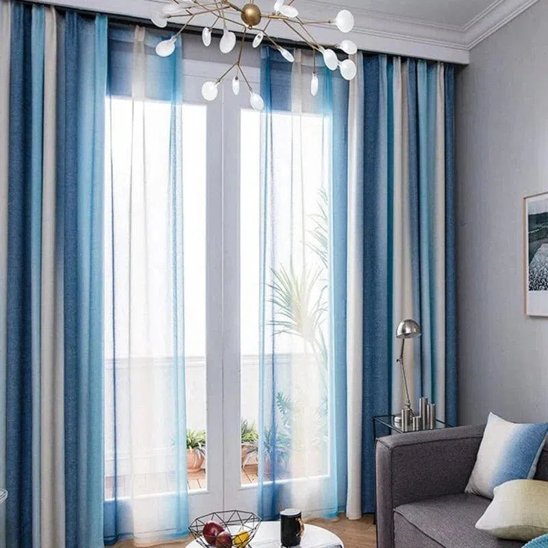 Rideaux élégants pour salon moderne avec tonalités bleues, filtrant idéalement la lumière naturelle. Parfait pour sublimer votre espace de vie avec style et raffinement, en créant une atmosphère lumineuse et accueillante. Accessoire décoratif essentiel pour une ambiance contemporaine et apaisante.