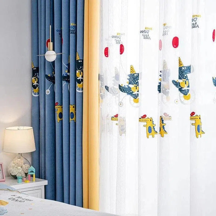 Rideaux colorés pour chambre d'enfant avec motifs de dinosaures, apportant une ambiance ludique et joyeuse. Parfaits pour ajouter une touche amusante à la décoration de chambre, ces rideaux combinent des teintes de bleu et de jaune avec des dessins captivants. Idéals pour créer un espace chaleureux et accueillant pour les plus petits.