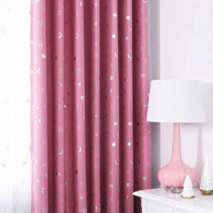 Rideaux occultants roses avec motifs étoiles et lunes, idéal pour chambre d'enfant. Amplifie la déco tout en bloquant la lumière. Accessoire décoratif parfait pour une ambiance douce et féerique.