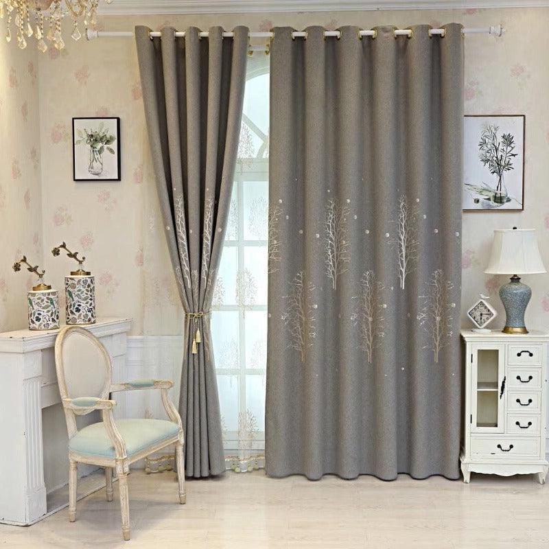 Rideau de salon élégant avec motif d'arbres, idéal pour une décoration intérieure moderne. Ce rideau gris apporte une touche de sophistication et s'intègre parfaitement dans un intérieur lumineux et élégant. Accessoire parfait pour créer une ambiance apaisante et stylée.