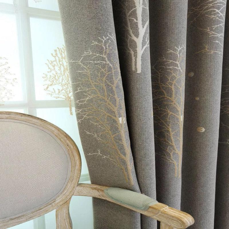 Rideau élégant avec motif d'arbres, idéal pour ajouter une touche naturelle et sophistiquée à votre intérieur. Parfait pour le salon, la chambre ou le bureau, ce rideau arbore des motifs subtils qui s'harmonisent avec divers styles de décoration. Améliorez l'ambiance de votre espace tout en contrôlant la lumière naturelle pour créer une atmosphère chaleureuse et accueillante.