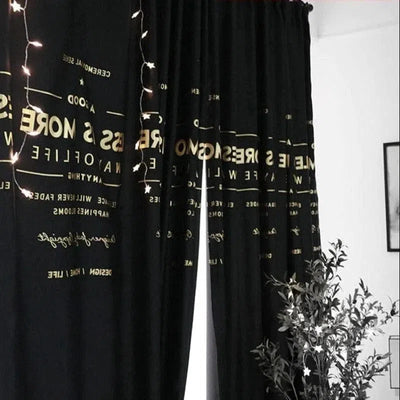 Rideau occultant noir design moderne avec inscriptions. Décoration lumineuse avec guirlande étoilée, idéale pour créer une ambiance chaleureuse et accueillante dans la chambre ou le salon. Élément de décoration intérieure chic et tendance.