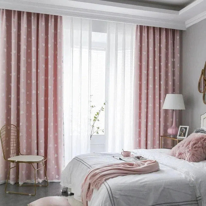 Chambre lumineuse et élégante avec rideaux roses à motifs, apportant une touche de douceur. La décoration harmonieuse inclut un lit confortable, des coussins moelleux et des accessoires assortis, créant un espace de détente et de bien-être idéal. L'ambiance chaleureuse et paisible invite à la relaxation.