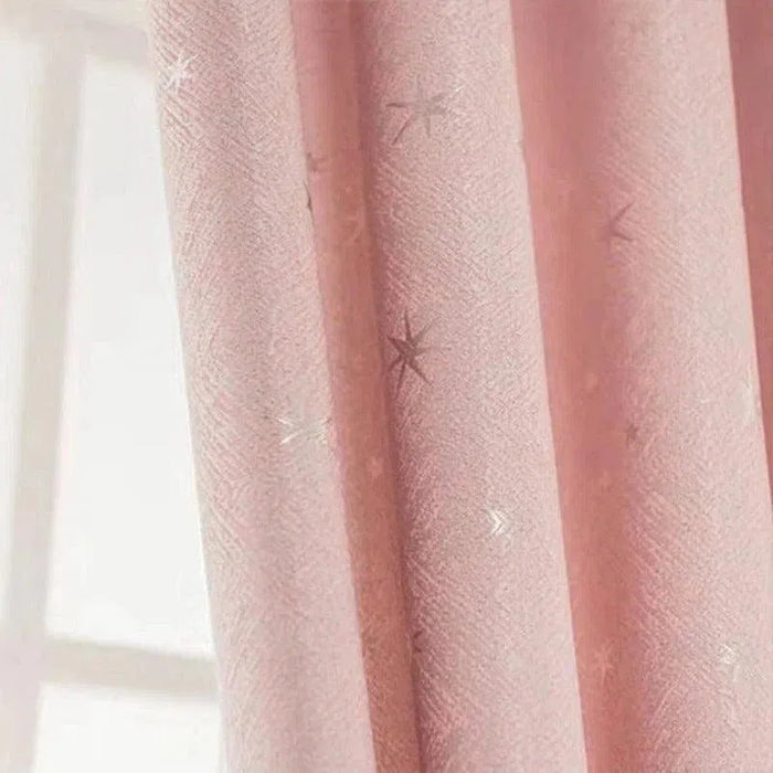 Rideau rose élégant avec motif étoilé, apportant une ambiance chaleureuse et accueillante à n'importe quelle pièce. Design moderne parfait pour décorer les fenêtres de la chambre ou du salon. Idéal pour créer une atmosphère relaxante et sophistiquée.