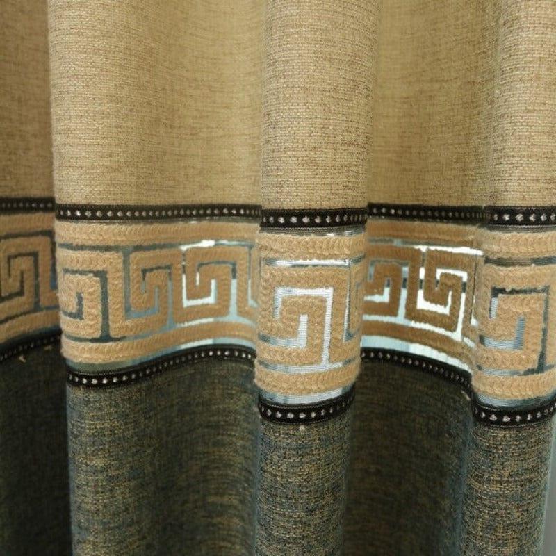 Rideau beige et bleu avec motif géométrique grec, idéal pour ajouter une touche élégante à votre décoration intérieure. Convient parfaitement aux salons et chambres modernes, offrant une atmosphère raffinée et apaisante. Accessoire déco tendance pour embellir votre espace de vie.
