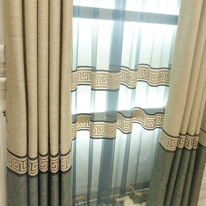 Rideaux élégants beige et bleu avec motifs géométriques, parfaits pour ajouter une touche sophistiquée à votre intérieur. Adaptés pour le salon, ces rideaux combinent opacité et transparence pour un équilibre harmonieux entre lumière et intimité. Accessoire de décoration idéal pour moderniser votre espace de vie.