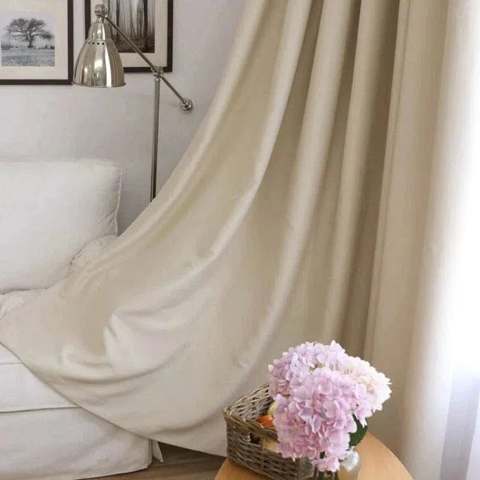 Rideaux élégants de couleur claire pour salon moderne, ajoutant une touche de sophistication à la décoration intérieure. Idéal pour créer une ambiance chaleureuse et accueillante. Parfait pour les maisons contemporaines à la recherche de simplicité et d'élégance.