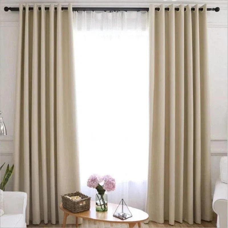 Rideaux élégants et modernes pour salon, couleur beige, offrant une touche contemporaine et chaleureuse à votre intérieur. Parfait pour ajuster la lumière naturelle tout en apportant une ambiance accueillante et sophistiquée à votre espace de vie. Idéal pour décorer avec style et raffinement.