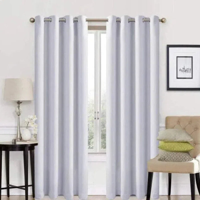 Rideau occultant gris clair moderne pour salon, parfait pour décoration intérieure. Ce rideau élégant avec œillets offre une isolation thermique et phonique, idéal pour les grandes fenêtres. Ambiance cosy et contemporaine, accessoire indispensable pour embellir votre maison.