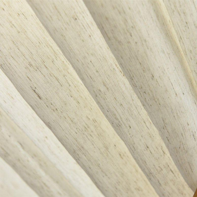 Tissu beige plissé pour décoration intérieure, parfait pour rideaux ou voilages élégants, apportant une touche chaleureuse et naturelle à tout espace de vie. Options idéales pour embellir salons et chambres.