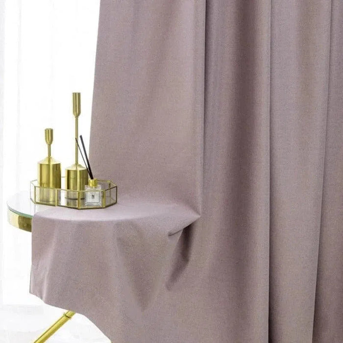 Rideau élégant dans des tons doux, idéal pour une décoration intérieure moderne et raffinée. Ce modèle apporte une touche de sophistication à n'importe quelle pièce. Parfait pour contrôler la lumière et créer une atmosphère chaleureuse. Accessoirisé avec des articles de décoration dorés pour une touche de luxe supplémentaire.