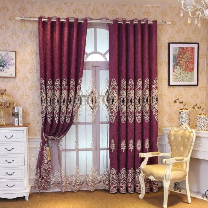 Rideau luxueux violet avec motifs élégants, parfait pour sublimer votre salon, salle à manger ou chambre à coucher. Ce rideau apporte une touche de sophistication et d'élégance à votre intérieur grâce à ses détails raffinés et son design chic. Solution idéale pour ajouter du style et de l'intimité à votre espace, tout en filtrant la lumière de manière esthétique.