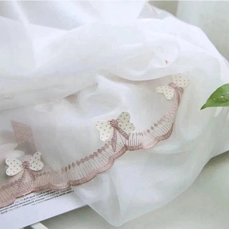 Rideau décoratif blanc orné de motifs papillons, idéal pour ajouter une touche élégante et délicate à votre intérieur. Parfait pour les chambres ou les salons, il crée une atmosphère apaisante et raffinée. Accessoire de décoration incontournable.