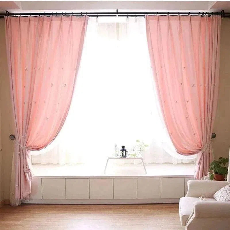 Rideaux de fenêtre élégants et modernes, couleur rose pâle, idéals pour apporter une touche chaleureuse et accueillante à votre salon. Ces rideaux ajoutent une dimension esthétique tout en préservant l'intimité de votre espace. Parfaits pour illuminer et sublimer votre décoration intérieure.
