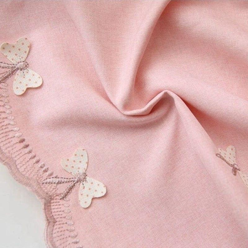 Châle rose délicat orné de papillons décoratifs, idéal pour les soirées fraîches ou en accessoire de mode. Finition élégante avec des détails de bordure ajourée, parfait pour rehausser une tenue avec une touche de douceur. Accessoire tendance et raffiné.