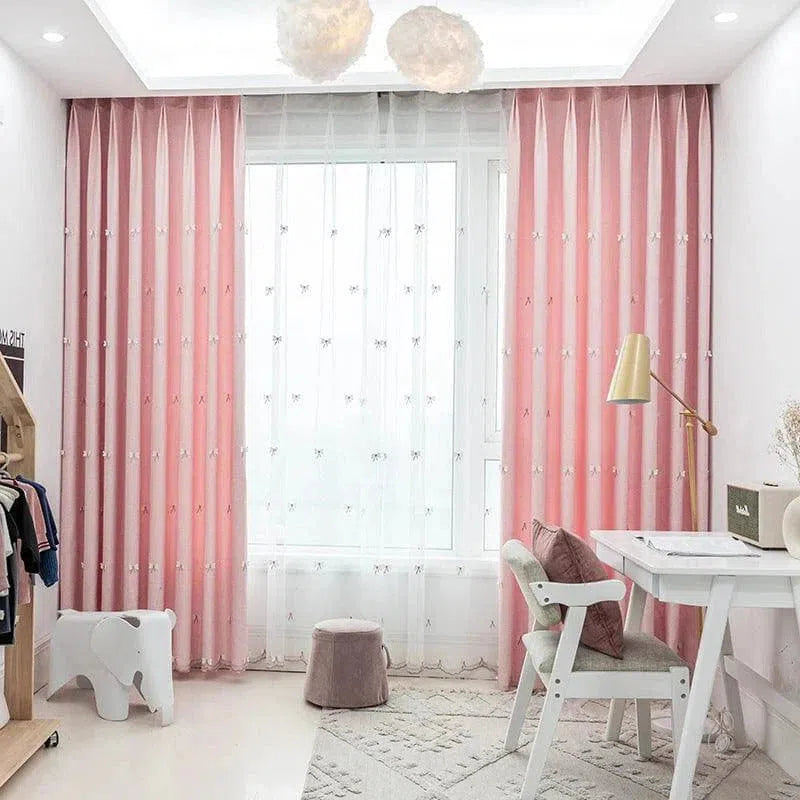 Rideaux roses élégants décorant une chambre moderne avec bureau blanc et chaise assortie, lumière naturelle traversant la fenêtre, ambiance douce et chaleureuse pour la décoration d'intérieur.