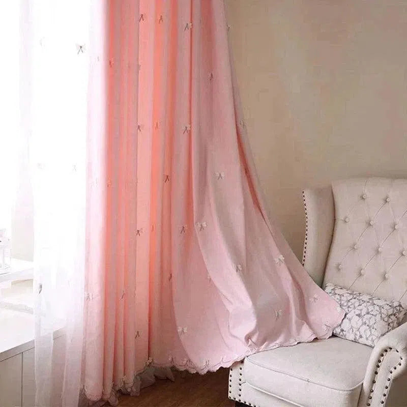 Rideau rose pastel décoratif avec motifs élégants, idéal pour une chambre moderne ou un salon cosy. Ajoute une touche chic et douce à votre décoration intérieure. Associez-le à un fauteuil confortable pour un espace accueillant et chaleureux.