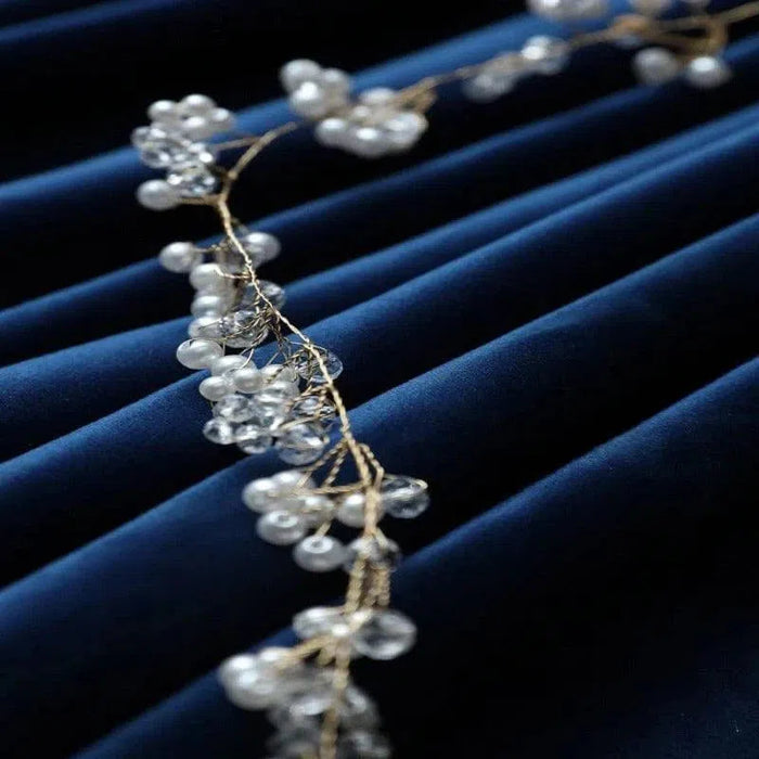 Rideau élégant bleu nuit avec décor perlé, idéal pour ajouter une touche sophistiquée à votre intérieur. Design raffiné avec détails en perles et cristaux pour un effet luxueux, parfait pour salon ou chambre. Harmonisez votre décoration avec ce rideau chic et tendance.