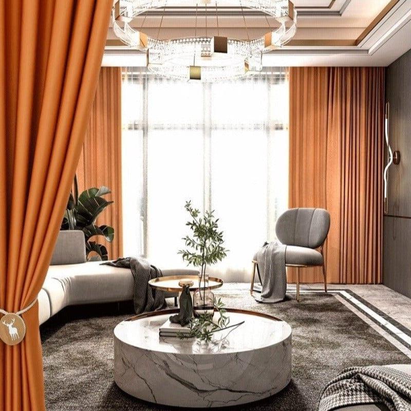 Salon moderne et élégant avec rideaux orange, mobilier contemporain, table basse ronde au design chic, et décoration intérieure sophistiquée. Parfait pour créer un espace de vie harmonieux et accueillant.
