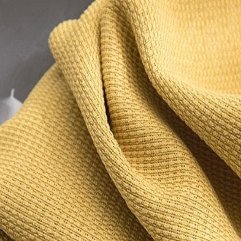 Texture en relief jaune avec motif géométrique pour décoration intérieure ou textile maison. Design élégant et moderne pour ajout de style dans toute pièce.
